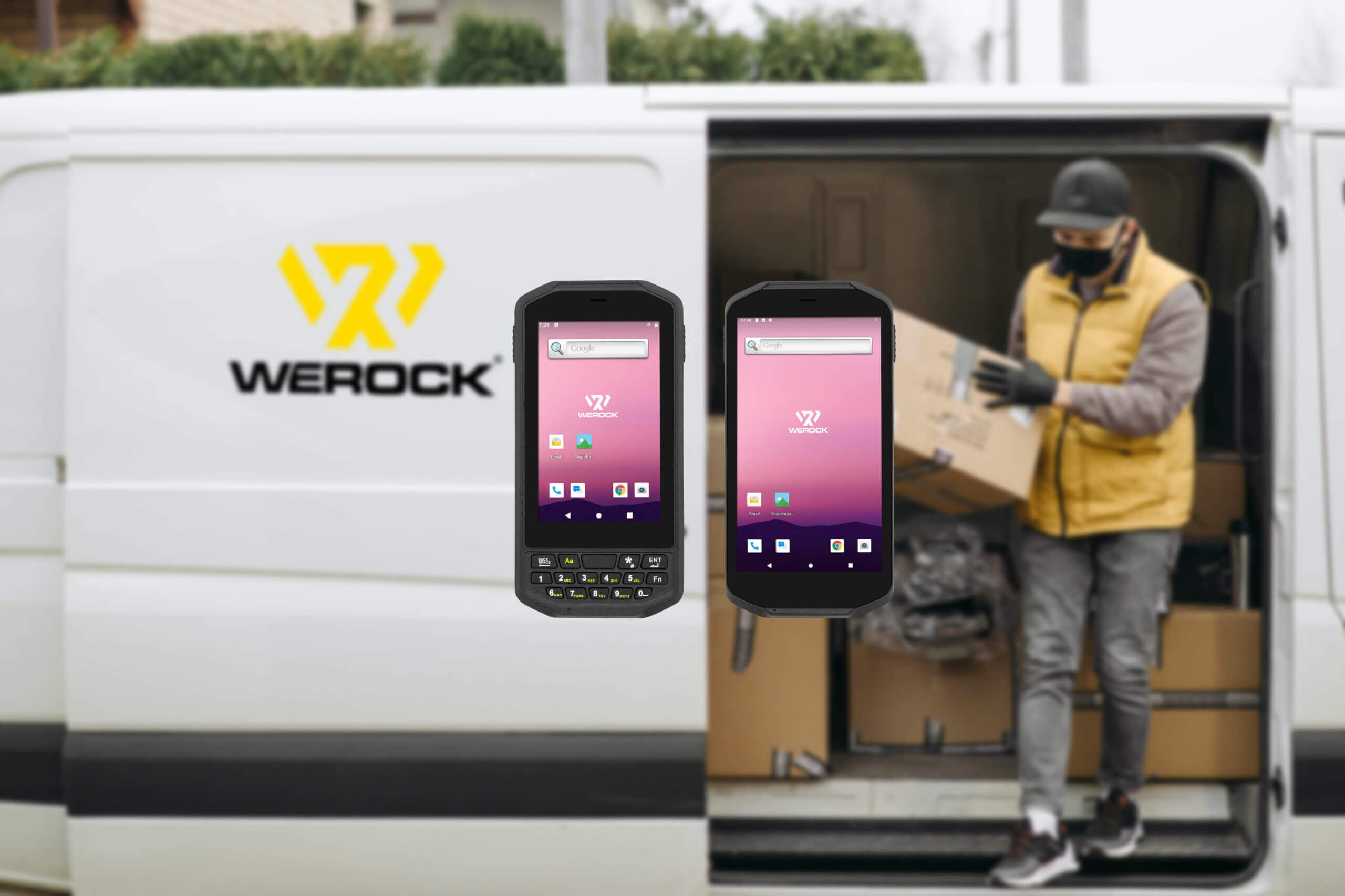 Collage von zwei robusten Handheld-PDA-Geräten mit einem Mann, der eine Kiste aus einem Lastwagen trägt, im Hintergrund